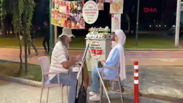 Bursa'da bir ağacın altında 55 yıldır aynı şeyi yapıyor!
