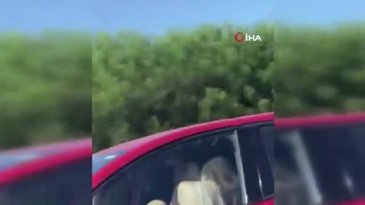 Seyir halindeki araçta akılalmaz görüntü! Kucağında ilerledi, başka araçtaki görüntüye aldı