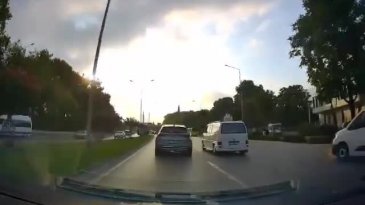 Bursa'da otomobilini üzerine sürdü! Dikkatsizliğin bu kadarı...