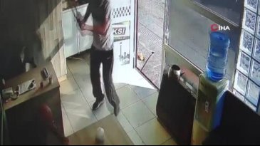 Elinde kılıçla taksiye binmek istedi, alınmayınca terör estirdi! 1 kişi ağır yaralı...