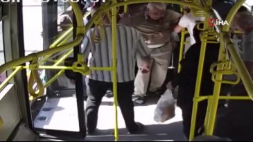 Otobüs şoförü, fenalaşan yolcuyu hastaneye yetiştirdi! O anlar kamerada...