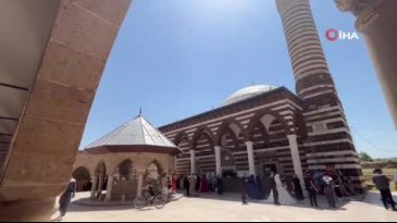 Tarihi camide tartışma yaratan görüntü! Uyarılar işe yaramadı