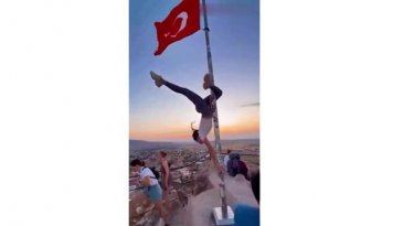 Türk bayrağında direk dansı! Görüntüler Valiliği harekete geçirdi