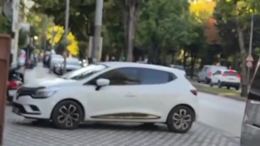 Bursa'da park sorunu! Yayalar yola iniyor