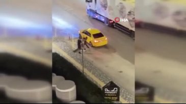Bursa'da AVM önünde bıçaklı saldırgan dehşeti! Saniye saniye kamerada...