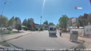 Motosikletin, dönüş yapan otomobille çarpıştığı kaza kamerada
