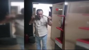 İş yerine giren 2 metrelik yılana "kanka" diye hitap edip boynuna doladı