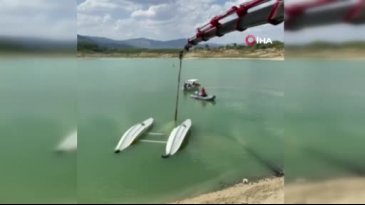 Burdur'da kırıma uğrayan eğitim uçağı vinçle çıkarıldı