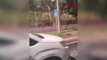 Tek ayağı dışarda araç kullandı! O anlar kamerada