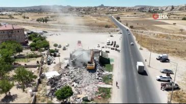 İş yerinin yıkılmasını gözyaşlarıyla izledi