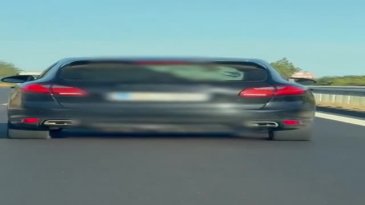 Trafikte tepki çeken görüntü! Yabancı plakalı araç çöp ata ata ilerledi...