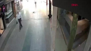 Bursa'da motosiklet ile çarşıya girdi: Takla attı!