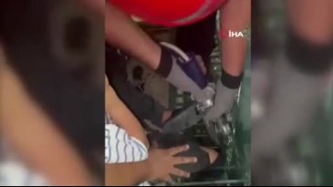 Bacağı mazgala sıkışan çocuğu itfaiye kurtardı