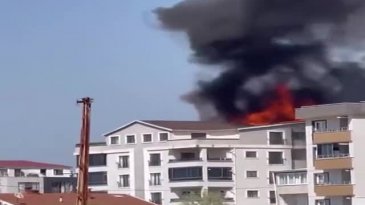 Akçalar mahallesinde bir binanın çatısında yangın çıktı