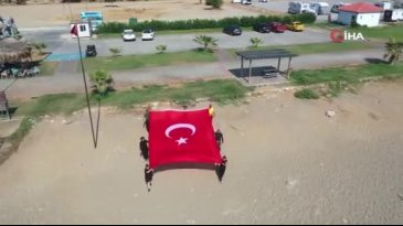 Deniz altında işaret diliyle İstiklal Marşını okudular