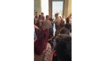 Anıtkabir'de gergin anlar! Görevliler devreye girip dışarı çıkarttı