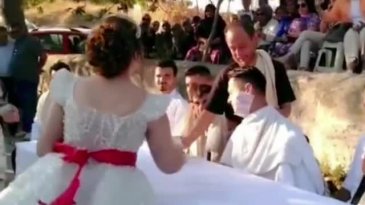 Gelin ilk tokadı attı, davetliler tokat atmak için sıraya girdi