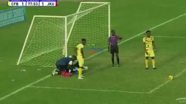 Maç esnasında ilginç görüntüler! 22 kişi birden yere yattı...