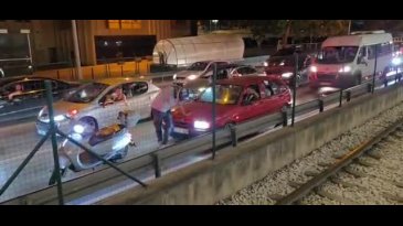 Bursa'da trafik magandaları yolu kapatarak bakın ne yaptı!