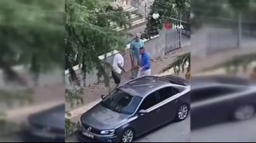 Ağabeyini darbedeni bıçakladı: O anlar kamerada