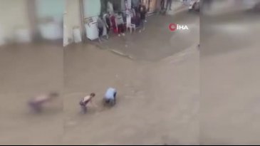 Bursa'da sağanak hayatı felç etti! Cadde ve sokaklar...