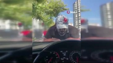 Trafikte korku dolu anlar! Cam silme bahanesiyle sürücülere kabusu yaşattı