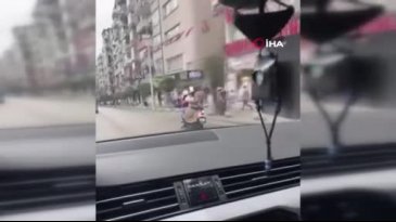Motosiklette tehlikeli yolculuk