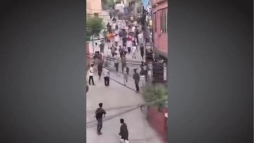 Nepal'de protestocular Maliye Bakanı'nı dövdü