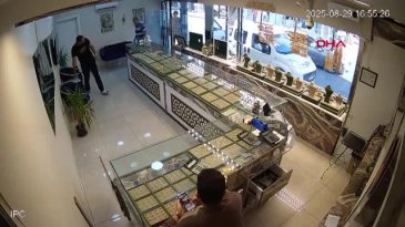 Bursa'da kahraman kuyumcu! Müşterisini kurtardı...