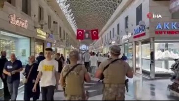 Bursa Kapalı Çarşı'da suçlulara gözdağı! Gören telefona sarılıyor...