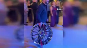 &nbsp;Düğünde gelin ve damada jant hediye edildi