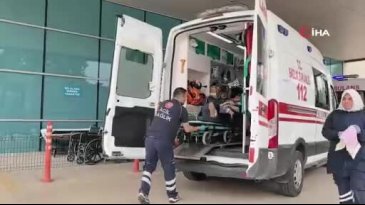 Bursa'da feci kaza! Otomobil demir kapıya çarptı: Yaralılar var