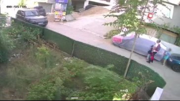 Çocuklarını okula götüren babaya sokak ortasında tokat attı