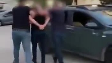 Sokak ortasında babaya tokat atmıştı! Yakalandı...