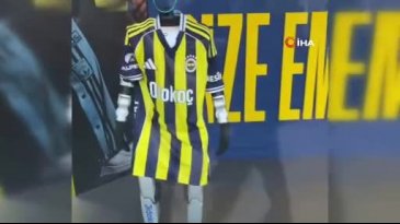 Fenerbahçe forması giyen robot etrafta koşuşturdu!