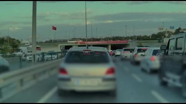 İstanbul'da olay: Tesla otopilot modundayken kontrolden çıktı!