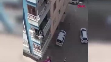 Komşudan kahramanca hareket! Balkondan düşmek üzere olan çocuğu kurtardı...