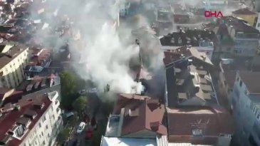 Çatı katında başlayan yangın diğer binaya sıçradı! Ekiplerden hızlı müdahale...