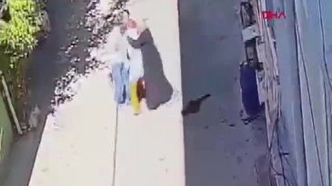 Bursa'da sokak ortasında kan donduran anlar! Kucağında çocuğuyla yürüyen anneyi...