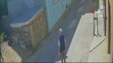 Yaşlı adamı tekme tokat dövdü! O anlar kamerada