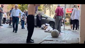 Bursa'da karşıdan karşıya geçmek isteyen yayaya araba çarptı! İlk müdahale olay yerinde geldi...