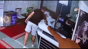 Bursa'da akılalmaz hırsızlık: Elini kolunu sallayarak çaldı