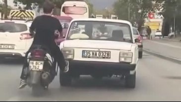 Bursa'da ilginç olay! Tek ayağıyla arabayı itti