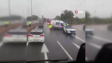 Bursa'da kontrolden çıktı, bariyerlere saplandı! 1'i ağır 2 kişi...