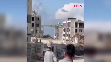 Kule vinç binanın üzerine devrildi! O anlar kamerada...