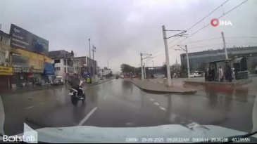 Yağışlı havada drift kötü bitti! Bursa trafiğinde yere kapaklandı