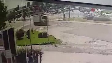 Karga saldırısından kurtulmak yerlerde yuvarlandı! İlginç anlar kamerada...