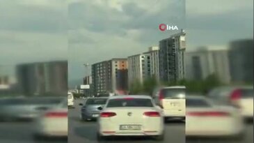 Bursa'da düğün konvoyunda tehlikeli anlar! Trafikte şoke eden görüntüler...