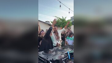 Bursalı DJ dünya sahnelerinden köyüne döndü! 7'den 70'e herkes kendinden geçti