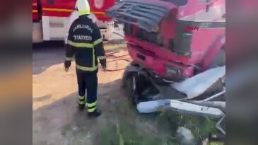 Şanlıurfa'da feci kaza! Otomobil kamyonun altında girdi, ölü ve yaralı var...